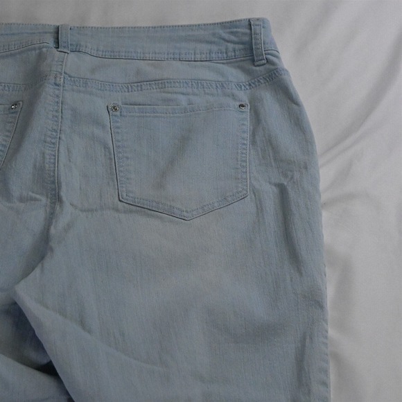Fabulously Slimming Chico's 2 / 12 Crop Light Wash Stretch Denim Jeans - Picture 4 of 5